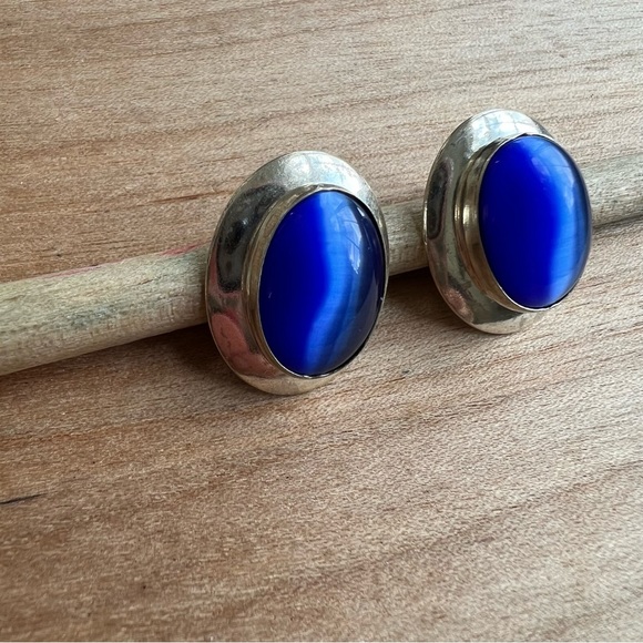 Vintage Sterling silver earrings with blue cats eye center on posts - Picture 2 of 6